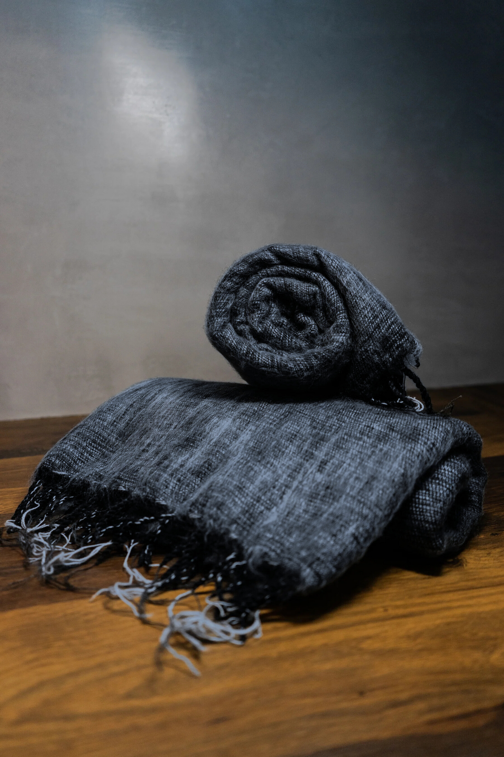 Ručně tkaná maxi šála z jačí vlny