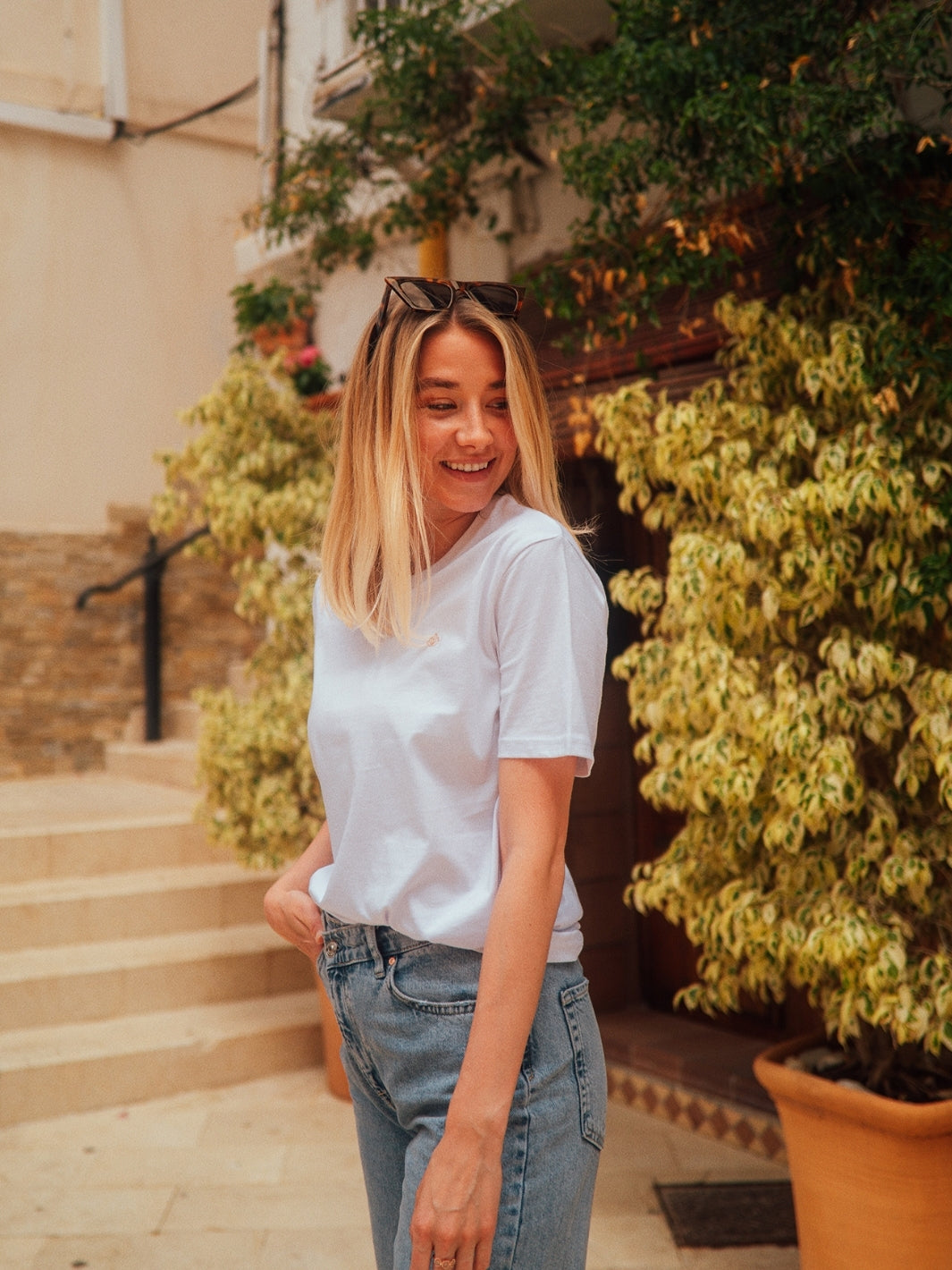 Cape dámské tričko z biobavlny s kulatým výstřihem bílé holka u schodiště