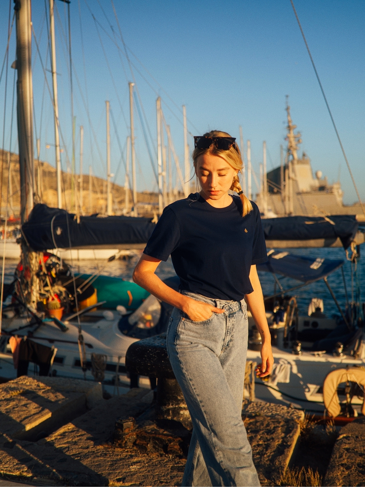 Cape dámské tričko z bio bavlny s kulatým výstřihem námořní modré holka se kouká na zem v přístavu