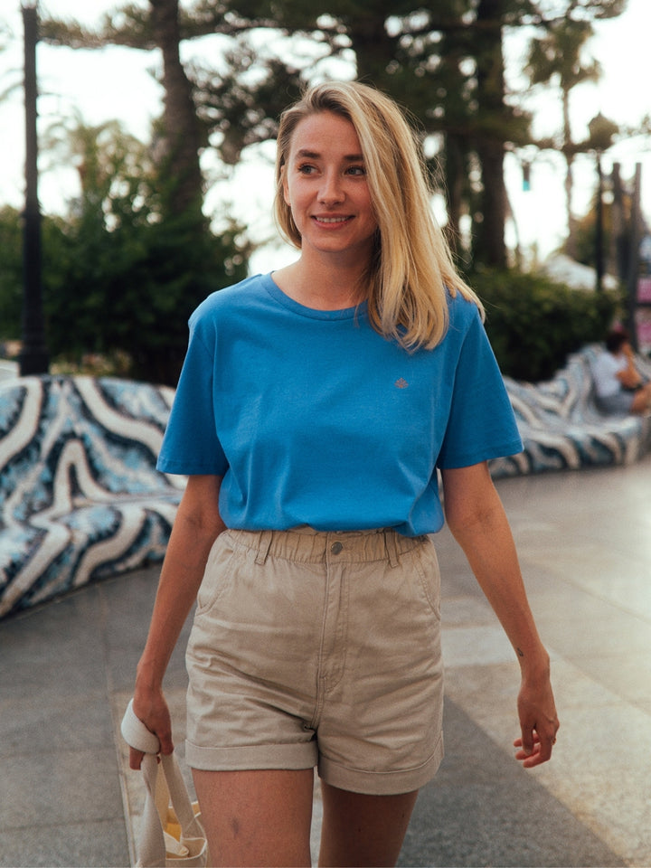 Cape dámské tričko z biobavlny s kulatým výstřihem modré žena na chodníku ve městě
