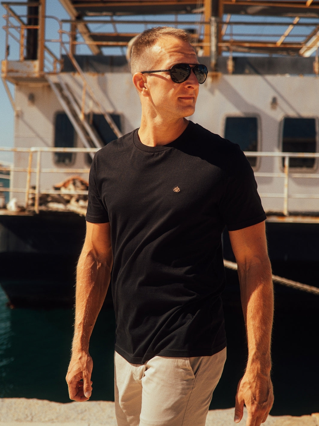 Feel pánské tričko z biobavlny s kulatým výstřihem černé muž jde po ulici