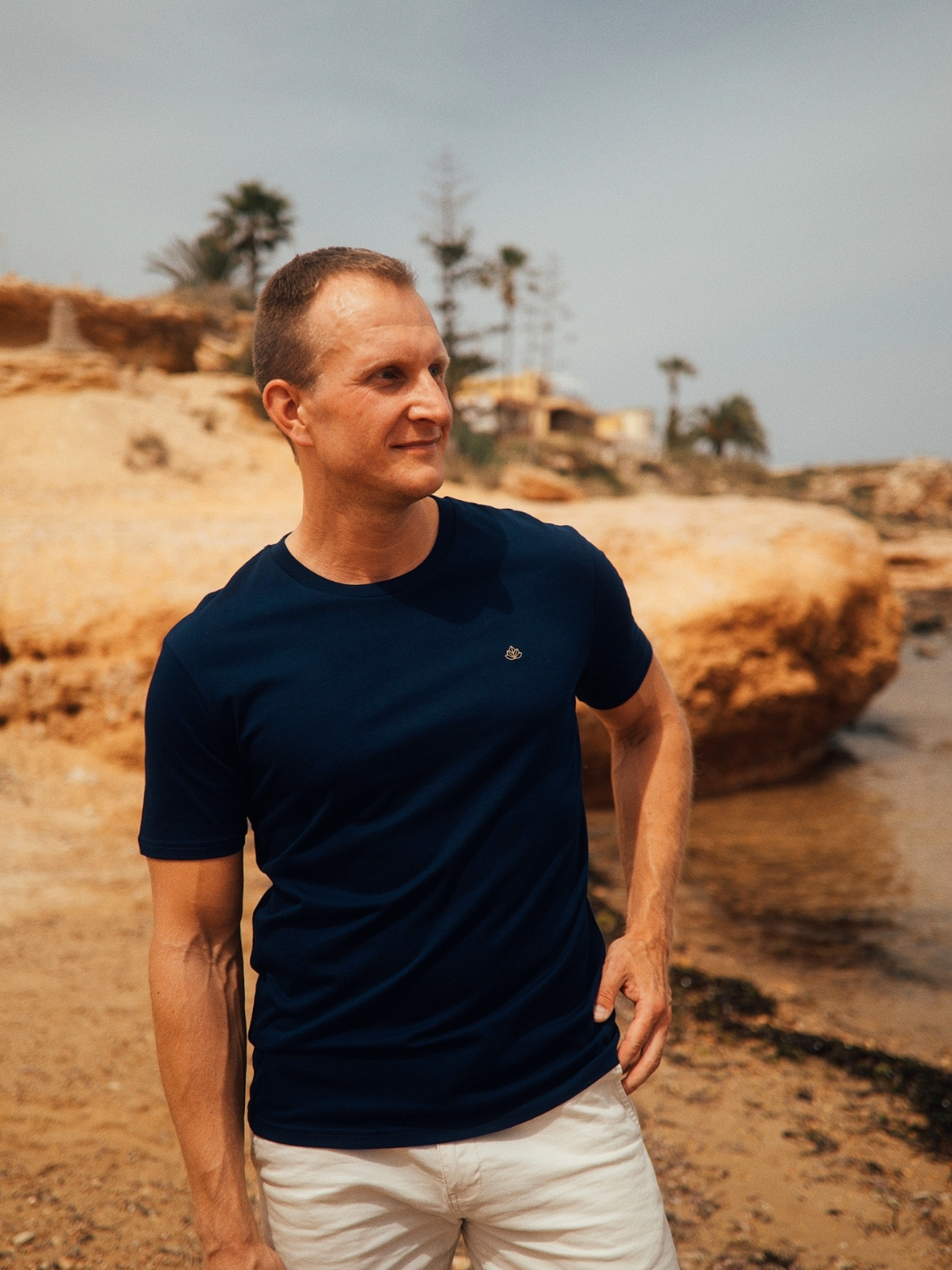 Feel pánské tričko z bio bavlny s kulatým výstřihem modré muž stojí na pláži u moře
