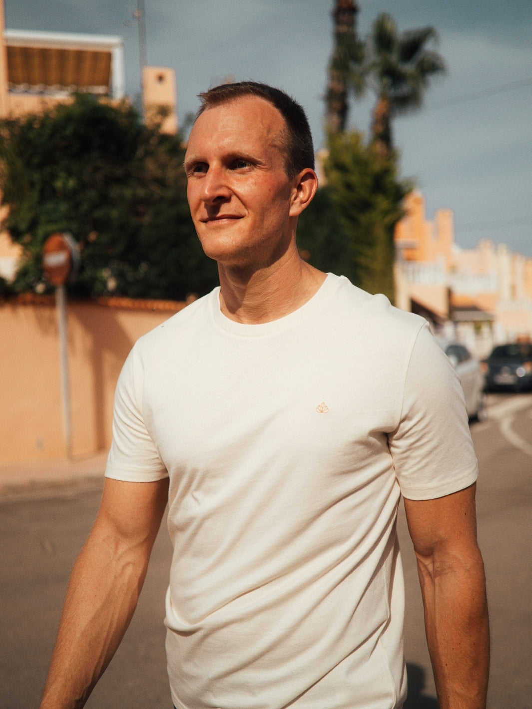 Feel pánské tričko z biobavlny s kulatým výstřihem přírodní nebarvené pán přechází ulici