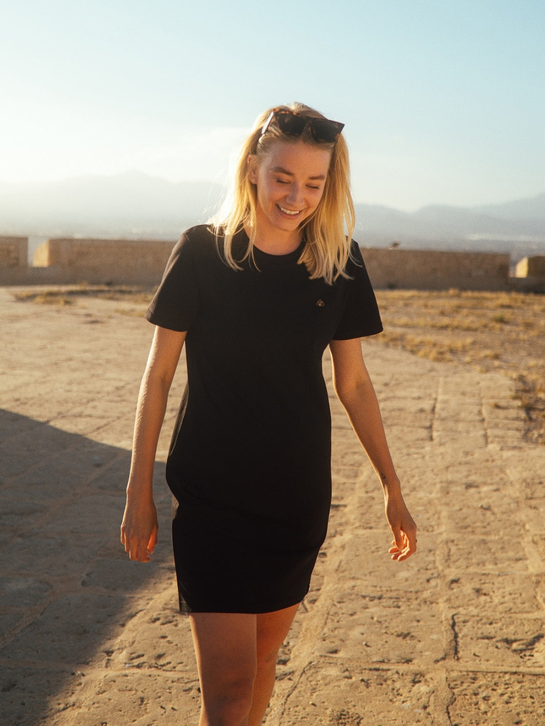 Marbella dámské letní šaty z biobavlny černé kulatý výstřih s rukávy žena s modrým nebem