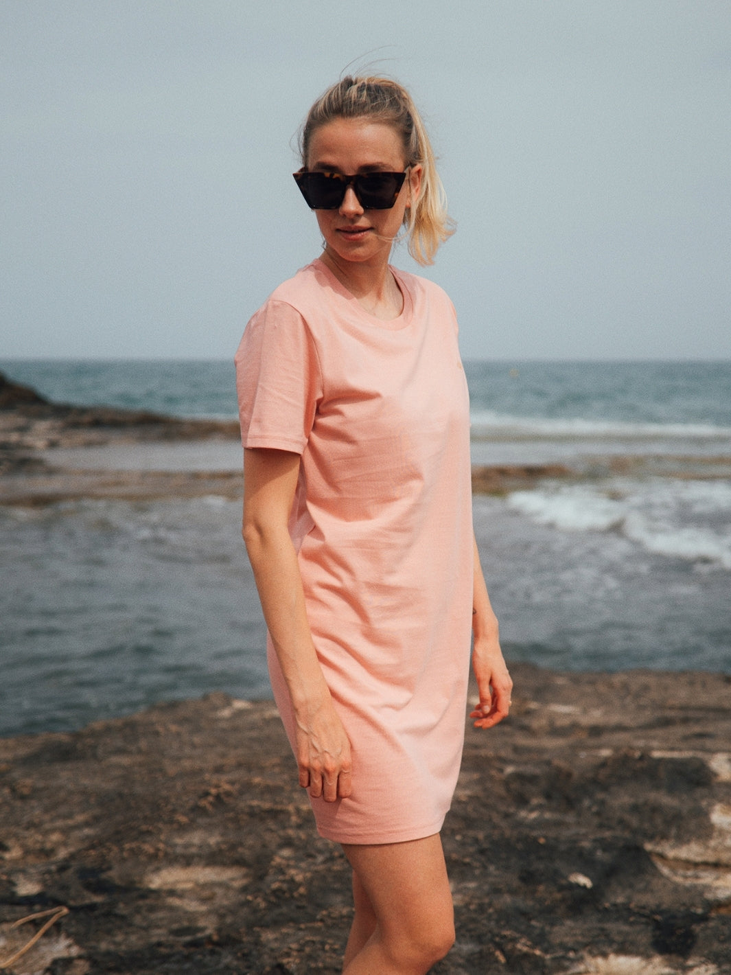 Marbella dámské letní šaty z biobavlny růžové kulatý výstřih s rukávy žena na útesech u moře