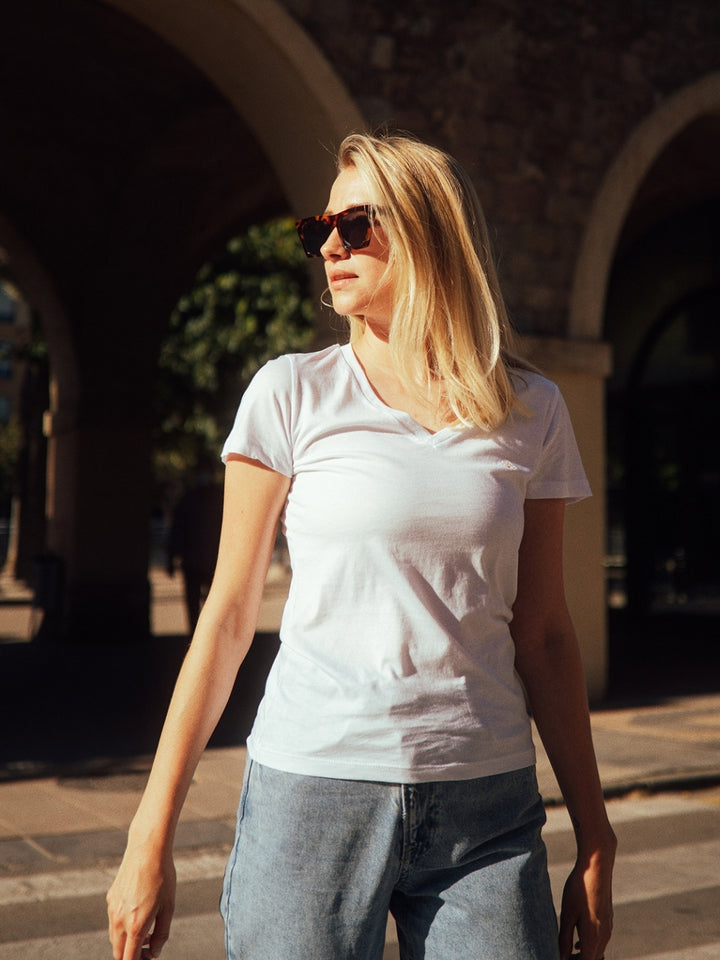Nice dámské tričko z biobavlny s výstřihem do V bílé žena s blond vlasy