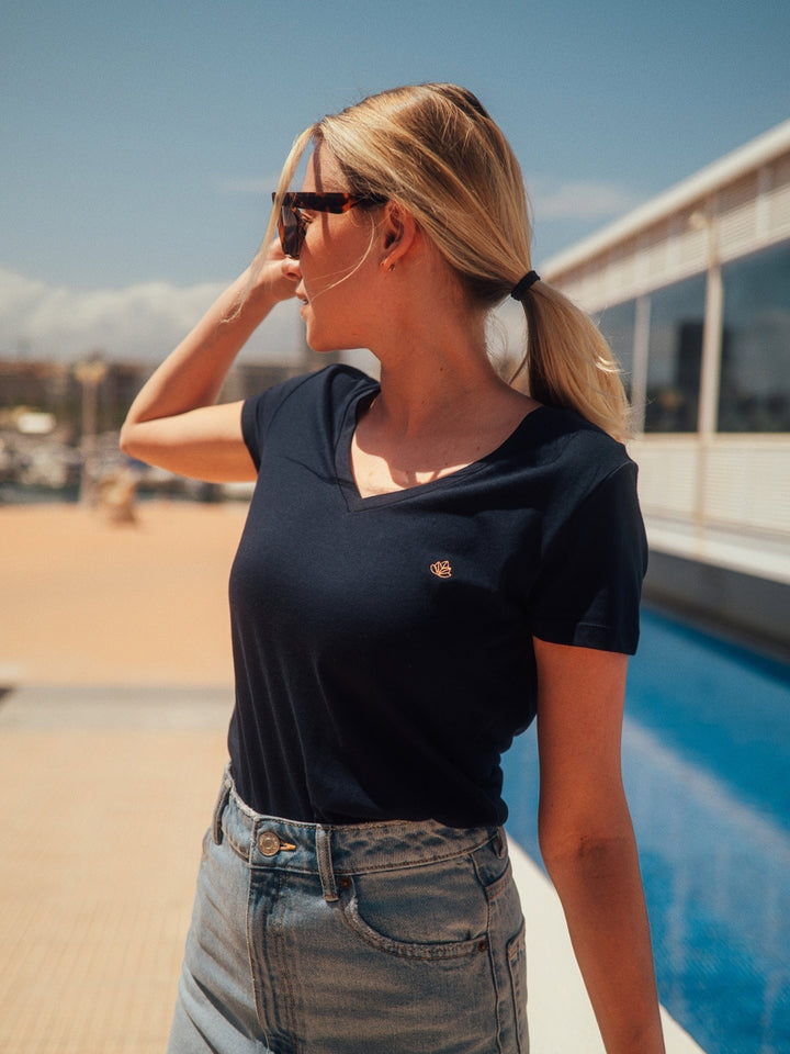 Nice dámské tričko z biobavlny s výstřihem do V námořní modré  žena s brýlemi