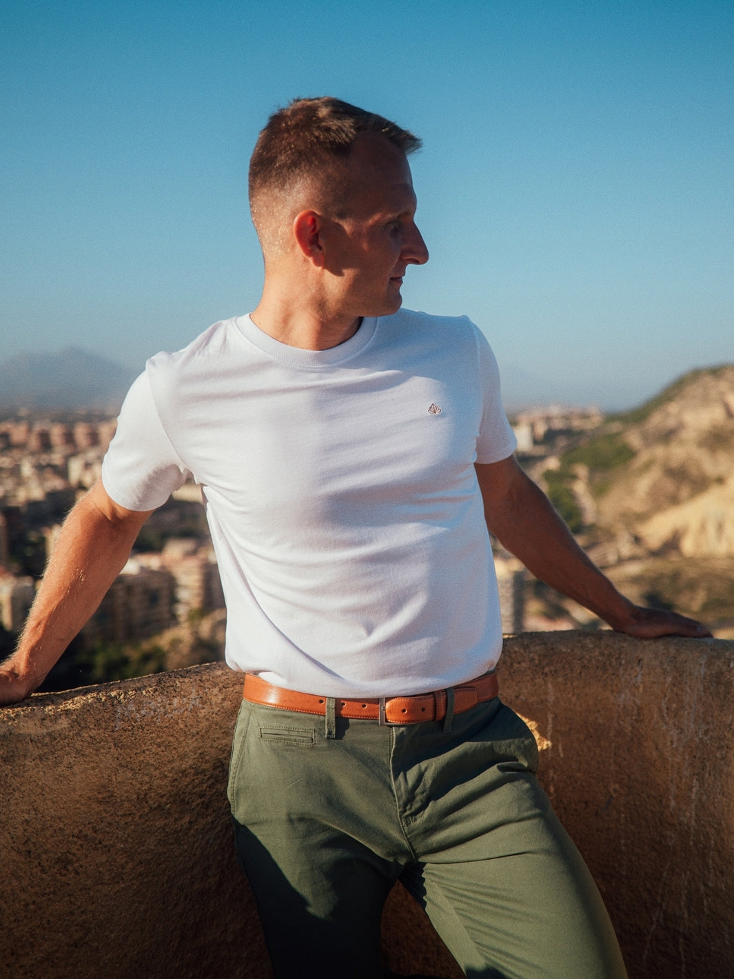 Royal pánské tričko z biobavlny vysoká gramáž bílé stojící pán s modrým nebem v pozadí