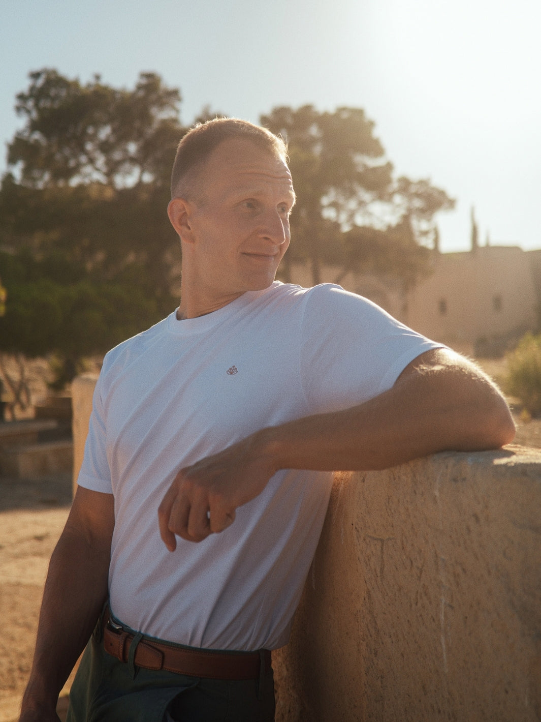 Royal pánské tričko z biobavlny vysoká gramáž bílé opřený muž kouká přes rameno