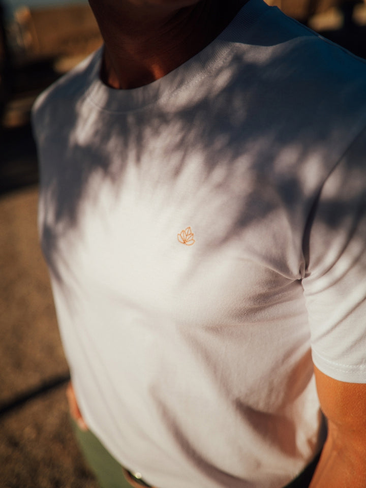 Royal pánské tričko z biobavlny vysoká gramáž bílé detailní fotografie trička s vyšívaným logem