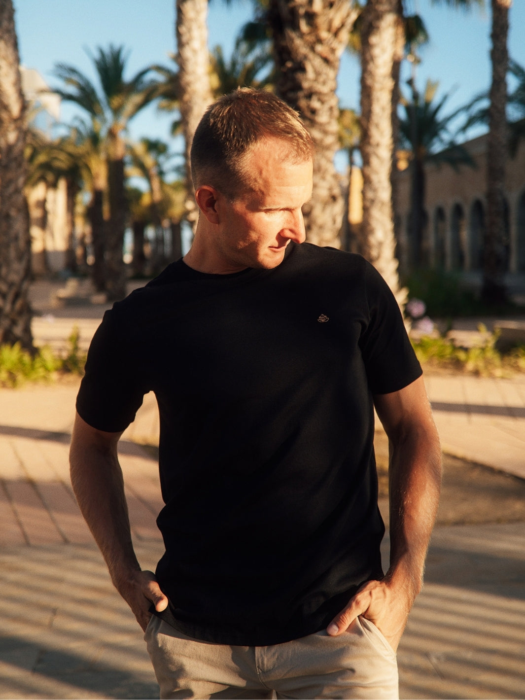 Royal pánské tričko z biobavlny vysoká gramáž černé muž s rukama v kapse