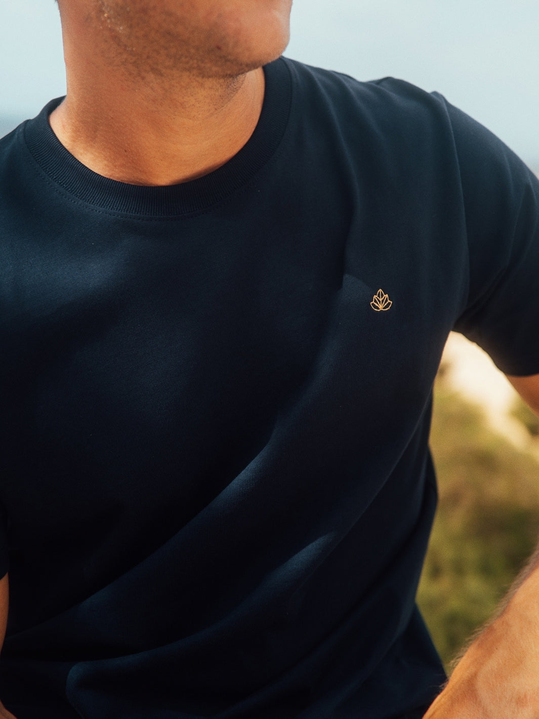 Royal pánské tričko z biobavlny vysoká gramáž námořní modré detail trička s vyšívaným logem