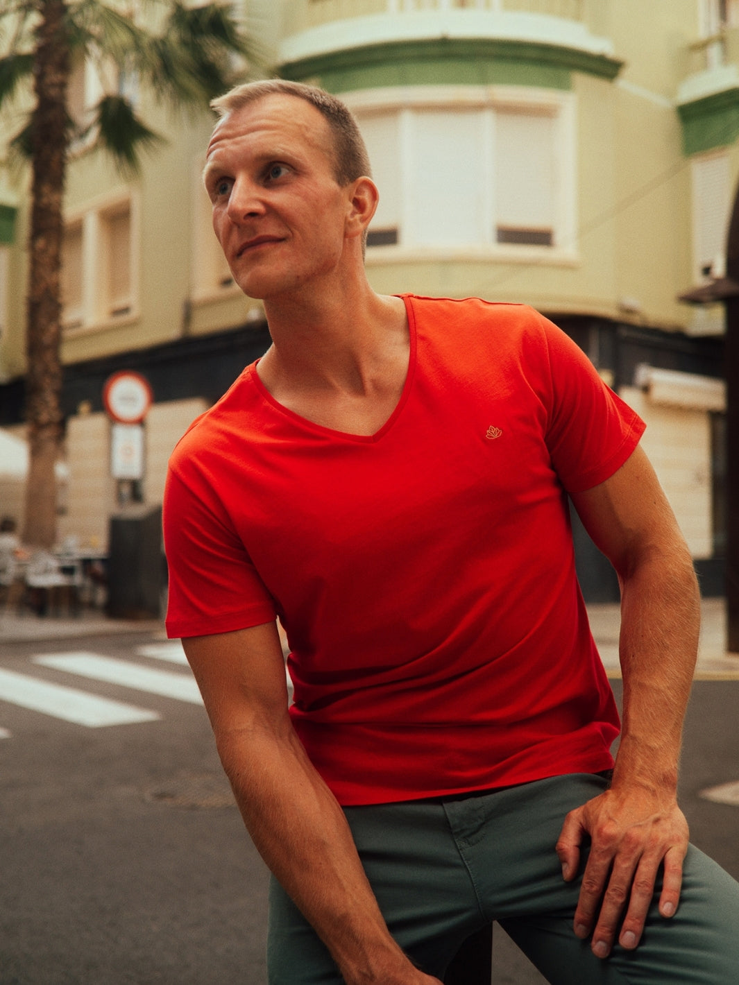 Sanremo pánské tričko s výstřihem do V z biobavlny červené kluk opřený na ulici
