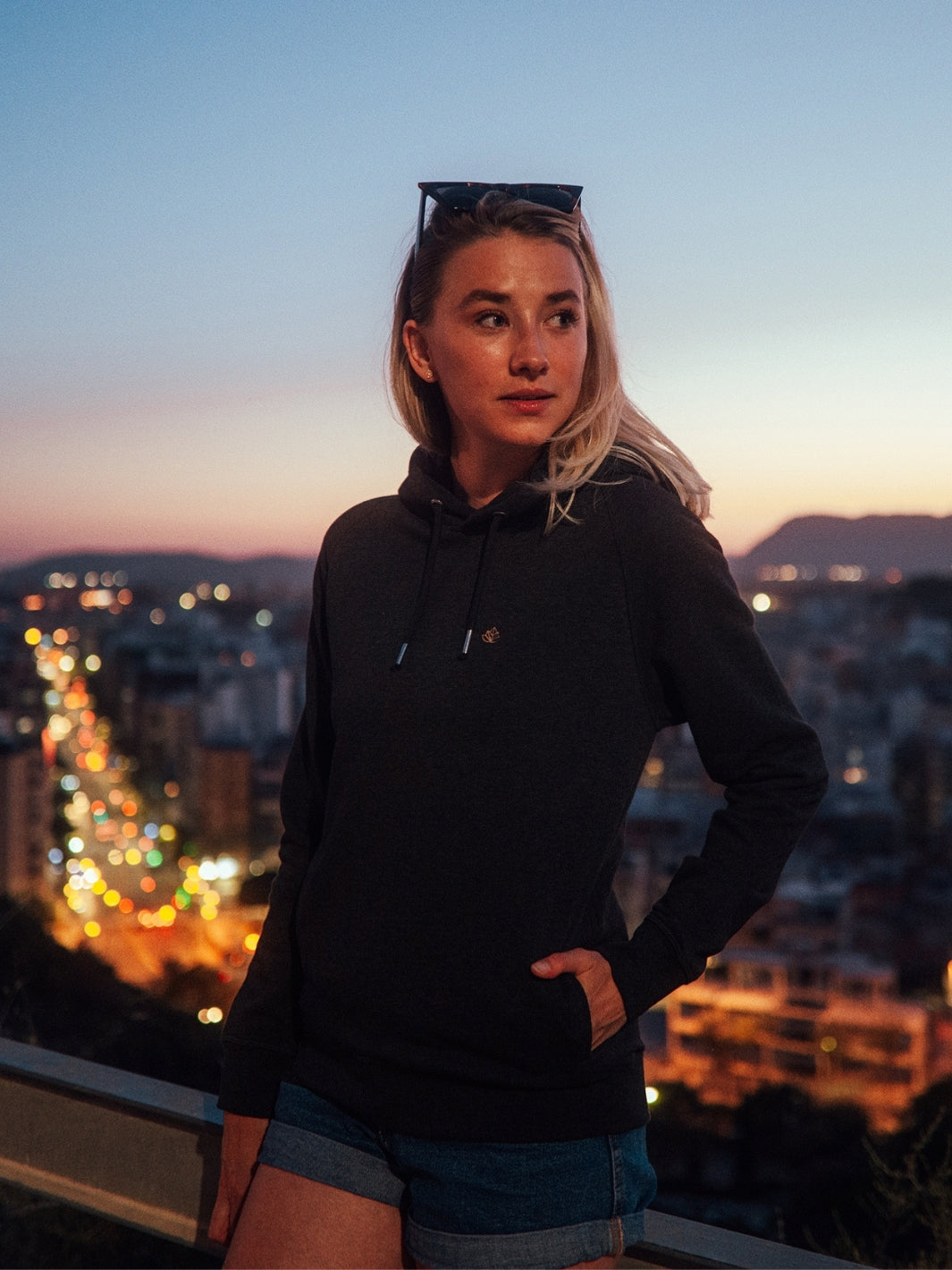 Side dámská mikina s kapucí a kapsami z biobavlny černá žíhaná žena v noci s rukama v kapse