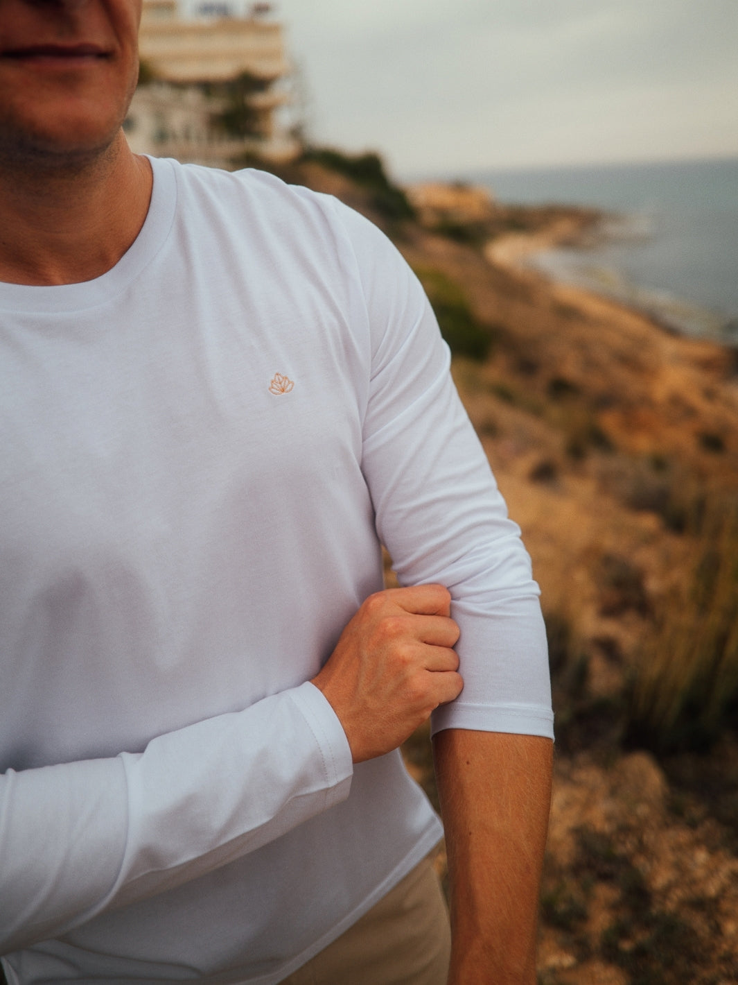 Teide pánské tričko s dlouhým rukávem z biobavlny s kulatým výstřihem bílé detail trička s vyšívaným logem