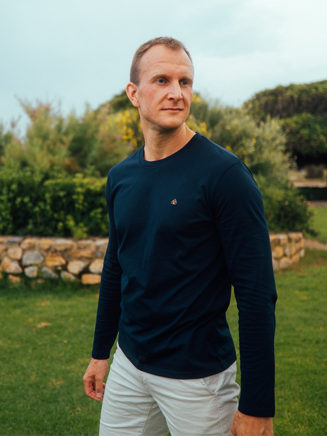 Teide pánské tričko s dlouhým rukávem z biobavlny s kulatým výstřihem námořní modré muž v parku