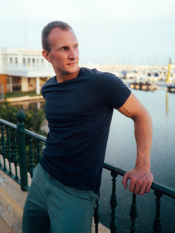 Touch pánské s-lub tričko z biobavlny s kulatým výstřihem námořní modré muž u moře se opírá o plot